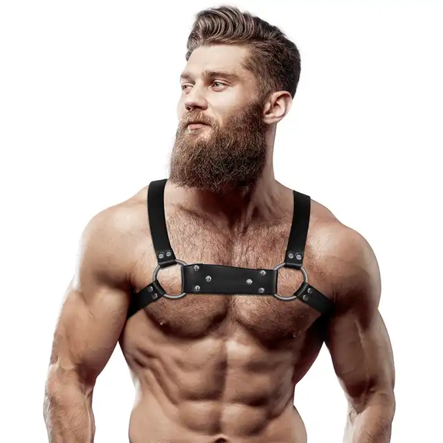 FETISH Submissive Attitude – Harness. Męska regulowana uprząż na klatkę piersiową z grubymi paskami i ćwiekami. 