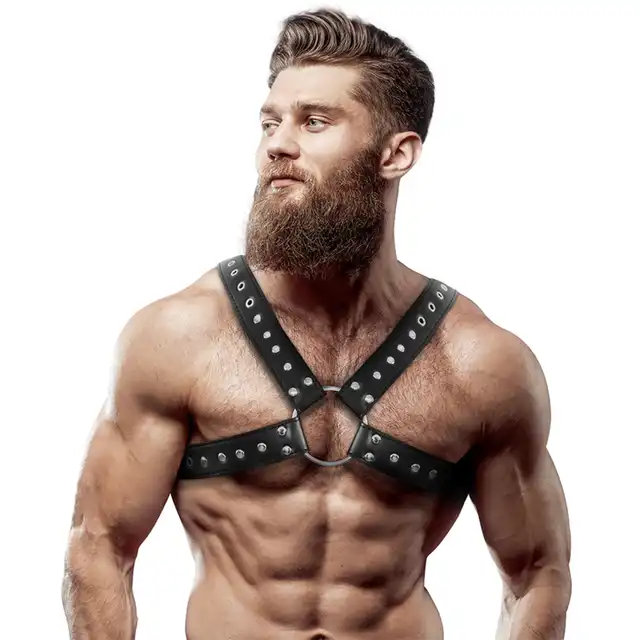 FETISH Submissive Attitude – Harness. Męska regulowana uprząż na klatkę piersiową z centrum i ćwiekami. 