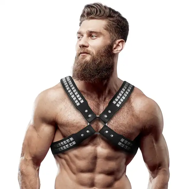 FETISH Submissive Attitude – Harness. Męska regulowana uprząż na klatkę piersiową kształt X z ćwiekami. 