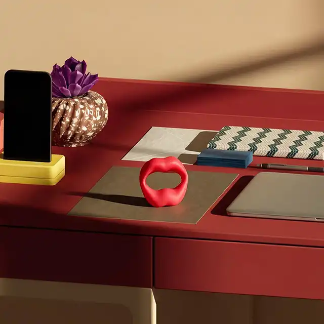 Girls Toys - Ring erekcyjny Coma. Red Lips Penis Ring – Wibrujący pierścień na penisa i jądra w kształcie ust. Odważny kształt ust, 10 trybów wibracji i wodoodporność IPX7 w efektownej czerwieni.