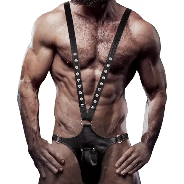 Fetish Submissive Attitude - Męska uprząż V-shape z eko-skóry z metalowymi detalami. 