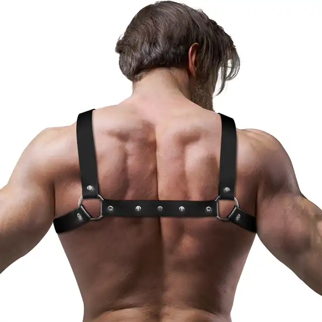 FETISH Submissive Attitude – Harness. Męska regulowana uprząż na klatkę piersiową z ćwiekami. 