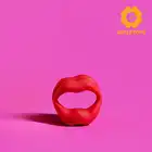 Girls Toys - Ring erekcyjny Coma. Red Lips Penis Ring – Wibrujący pierścień na penisa i jądra w kształcie ust. Odważny kształt ust, 10 trybów wibracji i wodoodporność IPX7 w efektownej czerwieni.
