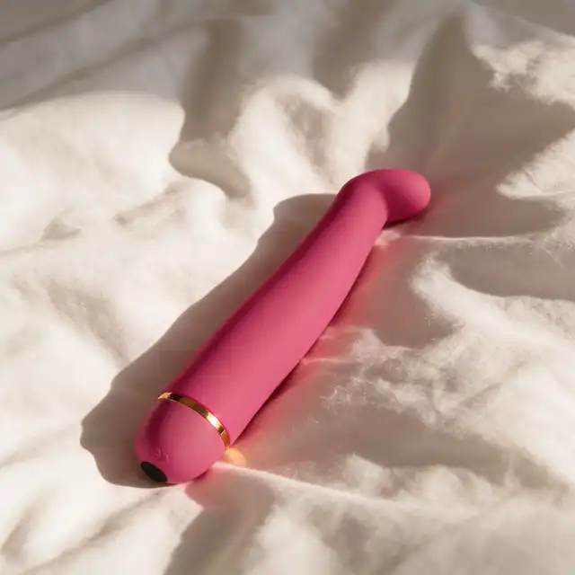 Girls Toys - Wibrator Courchevel. Różowy z zakrzywioną końcówką do stymulacji punktu G. 10 funkcji wibracji i jedwabiście miękki silikon!