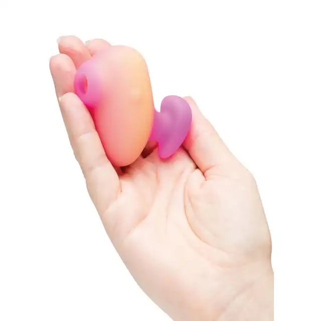 Romp - Kiss - innowacyjny i funkcjonalny stymulator łechtaczki z technologią Pleasure Air i wygodnym uchwytem. Wodoodporność IPX7, ładowanie USB, uroczy design!