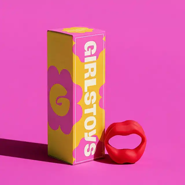 Girls Toys - Ring erekcyjny Coma. Red Lips Penis Ring – Wibrujący pierścień na penisa i jądra w kształcie ust. Odważny kształt ust, 10 trybów wibracji i wodoodporność IPX7 w efektownej czerwieni.