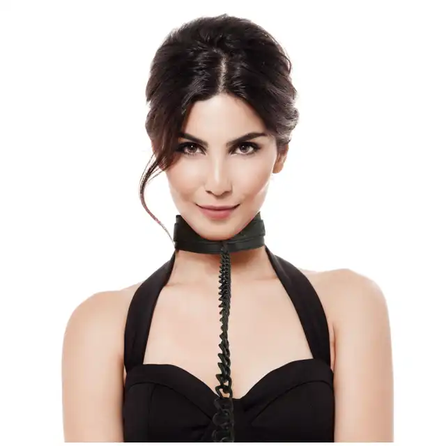 Intense - Fetish Collar. Elegancka, klasyczna czarna obroża z wegańskiej skóry i smyczą. 