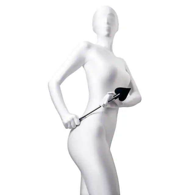 Toyfa - Anonymo No0007. Czarna zmyslowa i zakończona cropem packa.