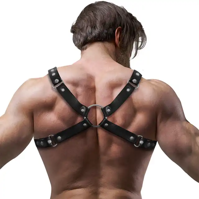 FETISH Submissive Attitude – Harness. Męska regulowana uprząż na klatkę piersiową z grubymi paskami i ćwiekami. 
