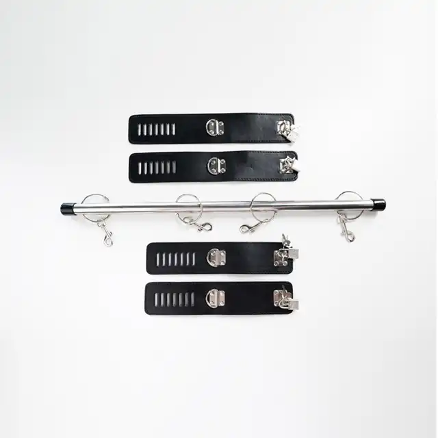Fantasy Fetish - Spreader Bar and Cuff Set - Rozpórka z kajdankami na nadgarstki i kostki. Metalowa rozpórka z czterema regulowanymi kajdankami, stworzona do krępowania nadgarstków i kostek podczas zabaw bondage.