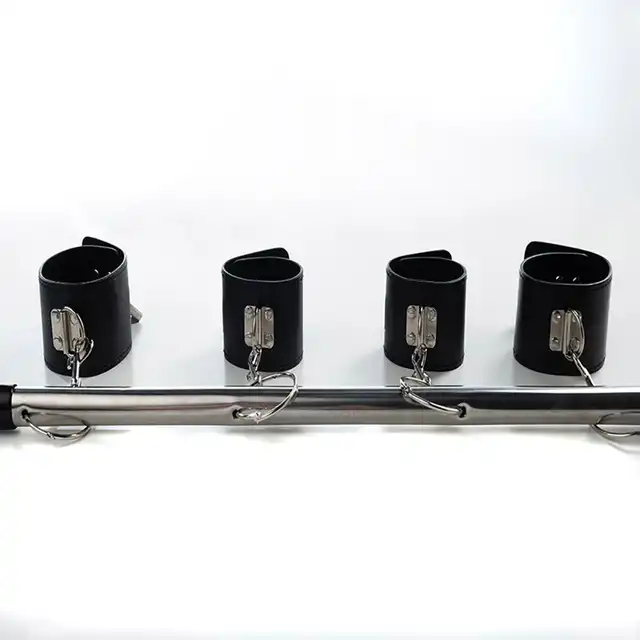 Fantasy Fetish - Spreader Bar and Cuff Set - Rozpórka z kajdankami na nadgarstki i kostki. Metalowa rozpórka z czterema regulowanymi kajdankami, stworzona do krępowania nadgarstków i kostek podczas zabaw bondage.