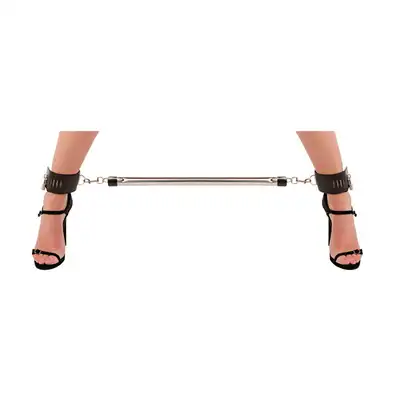 Fantasy Fetish - Spreader Bar with Ankle Cuffs - Metalowa rozpórka z kajdankami na kostki - efektowne połączenie stworzone do zabaw bondage.