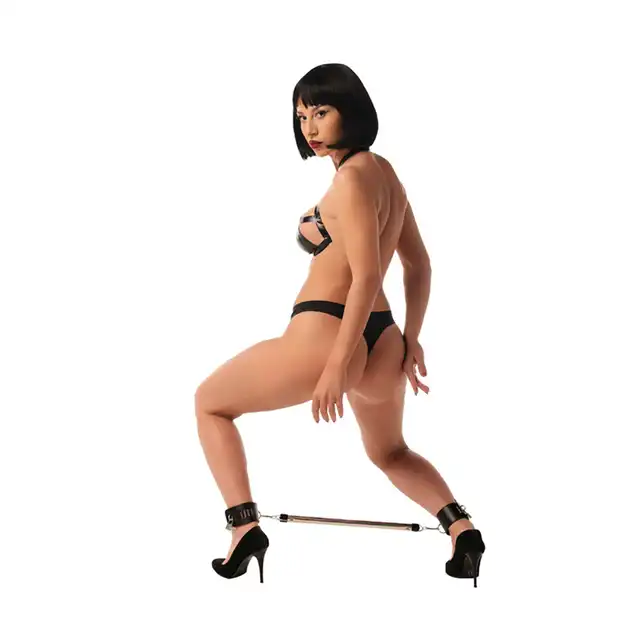 Fantasy Fetish - Spreader Bar with Ankle Cuffs - Metalowa rozpórka z kajdankami na kostki - efektowne połączenie stworzone do zabaw bondage.