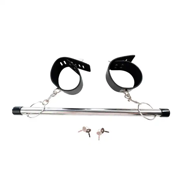 Fantasy Fetish - Spreader Bar with Ankle Cuffs - Metalowa rozpórka z kajdankami na kostki - efektowne połączenie stworzone do zabaw bondage.