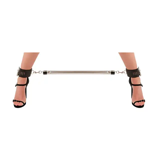 Fantasy Fetish - Spreader Bar with Ankle Cuffs - Metalowa rozpórka z kajdankami na kostki - efektowne połączenie stworzone do zabaw bondage.