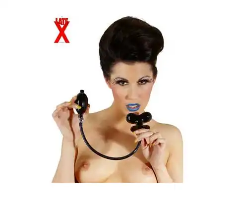 Knebel motylek, całkowicie wypełnia usteczka. The LateX Collection.